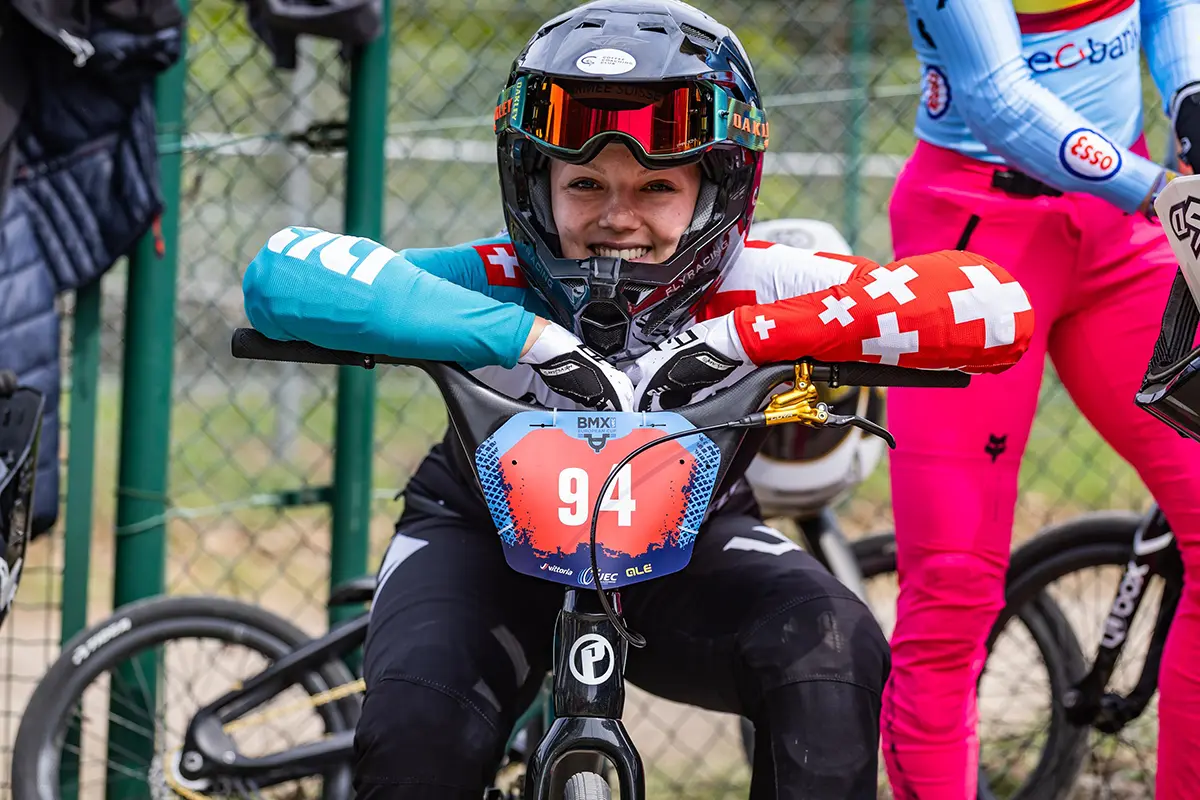 BMX-Fahrerin Nadine Aeberhard im Renneinsatz bei einem internationalen Wettbewerb