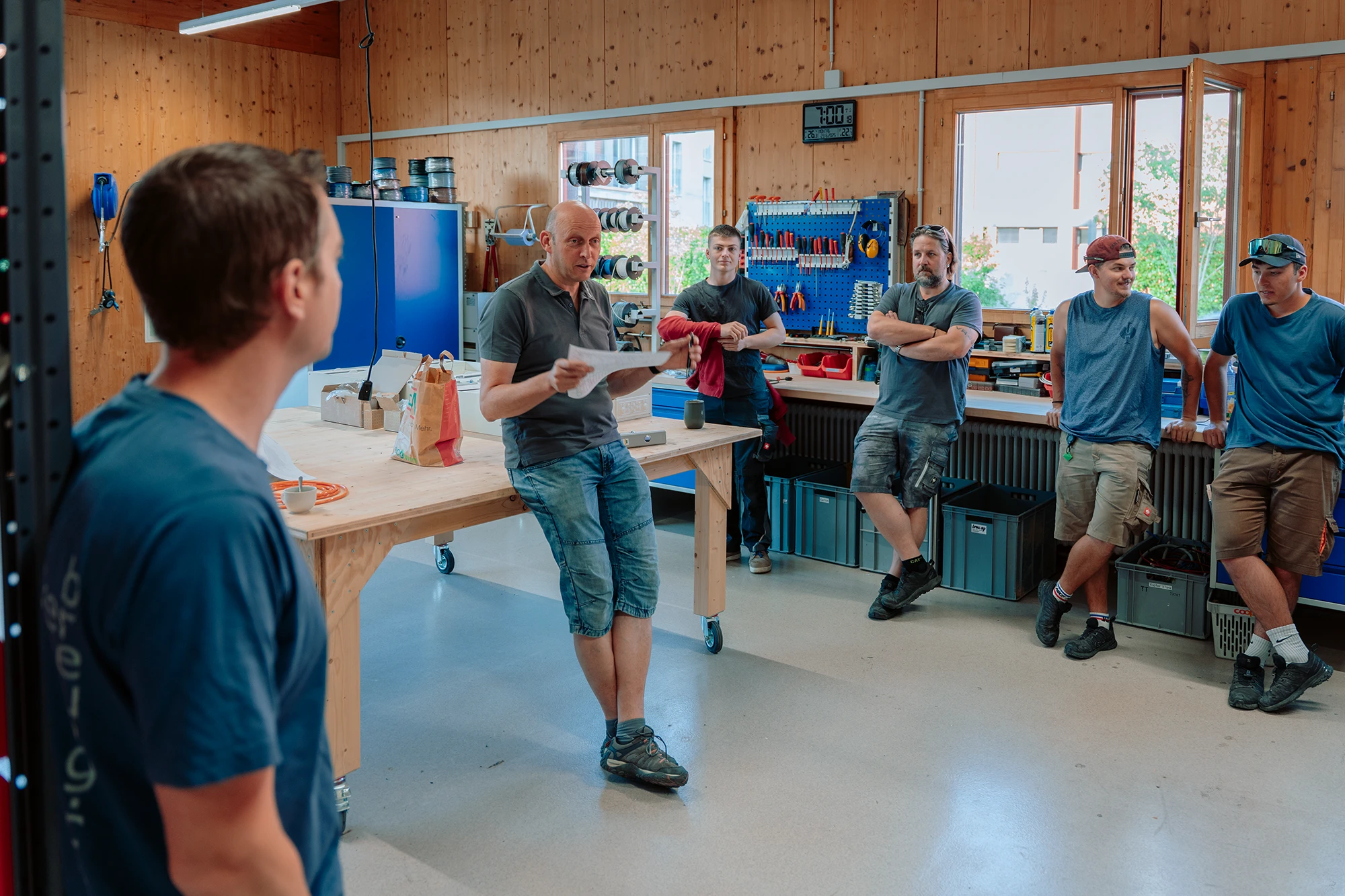 Team der Breu AG bei einer internen Besprechung in der Werkstatt