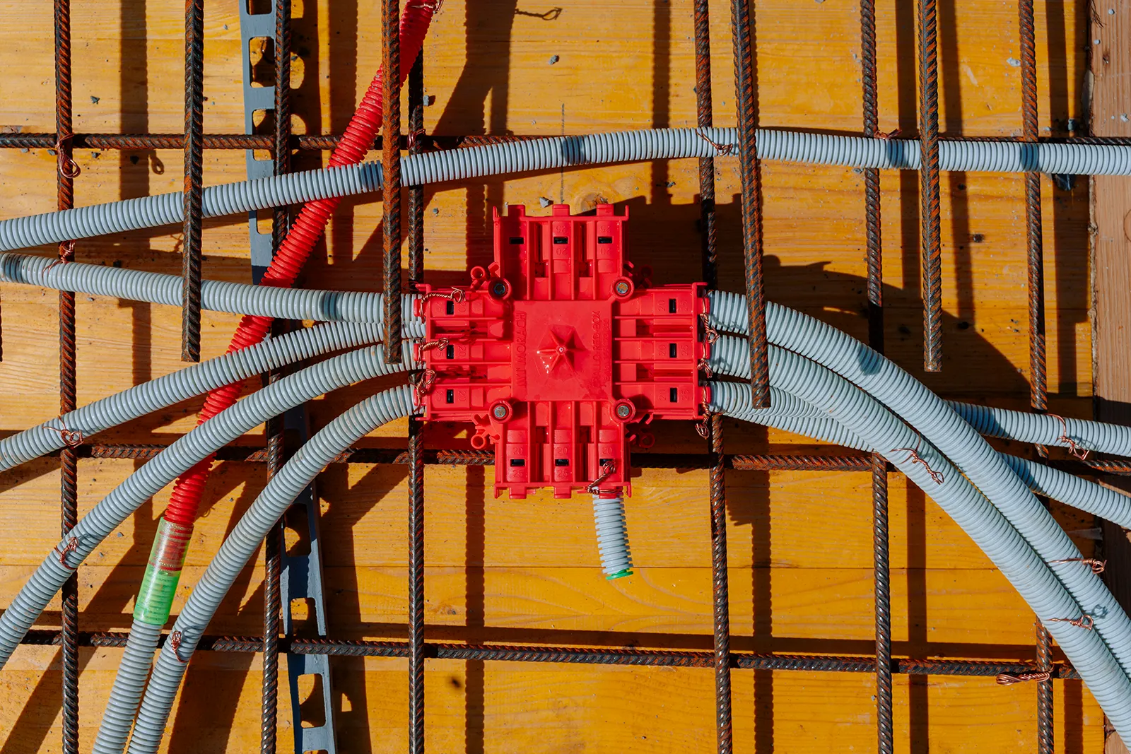 Unterputz-Elektroverteilung mit Installationsrohren auf der Baustelle