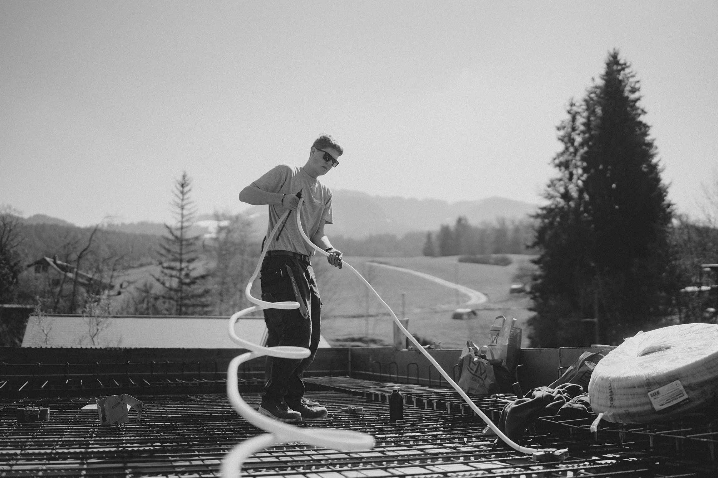 Junger Mitarbeiter der Breu AG bei der Arbeit auf einer Baustelle in Schwarzenburg