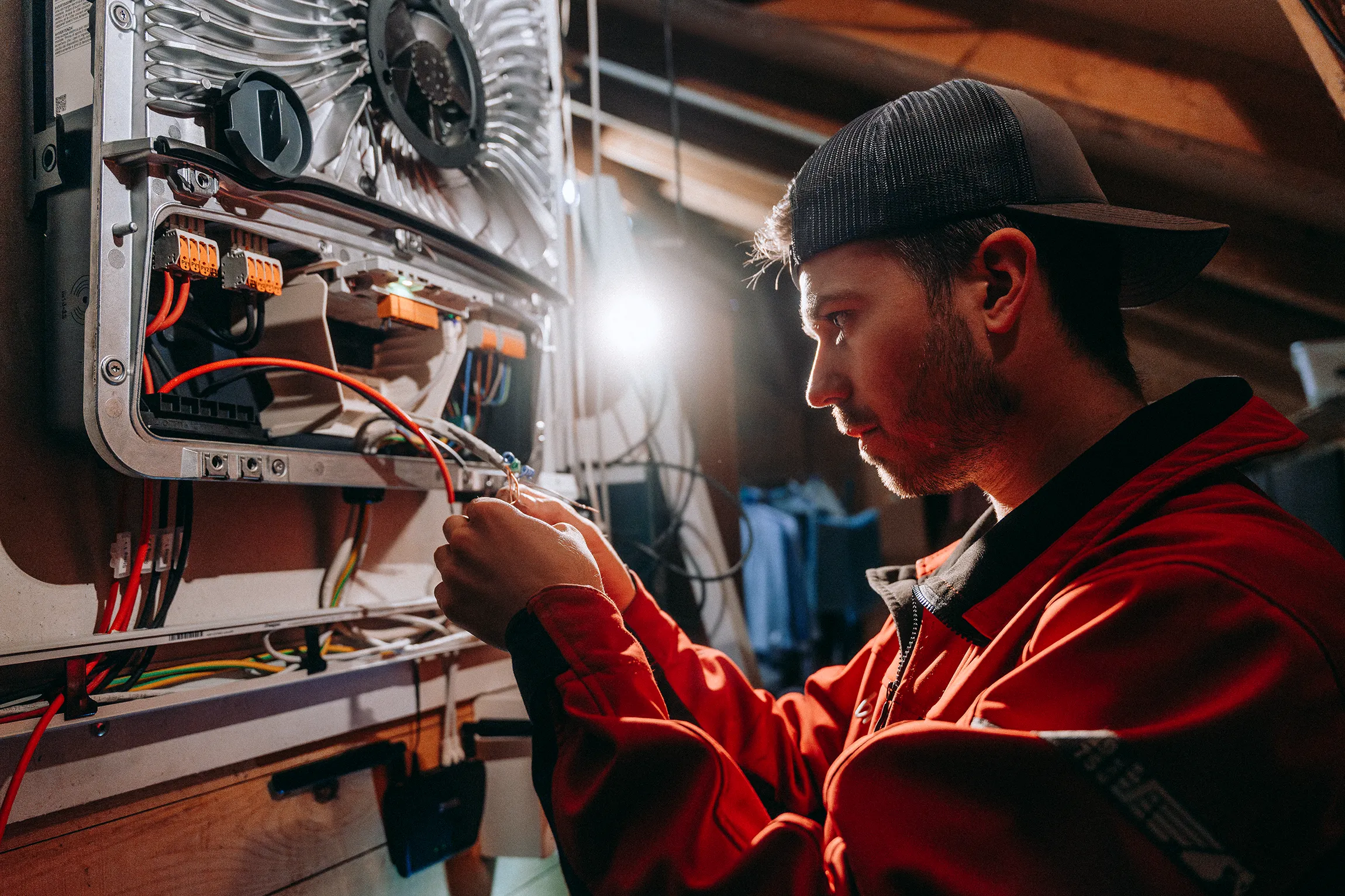 Mitarbeiter der Breu AG bei der Elektroinstallation und Verkabelung