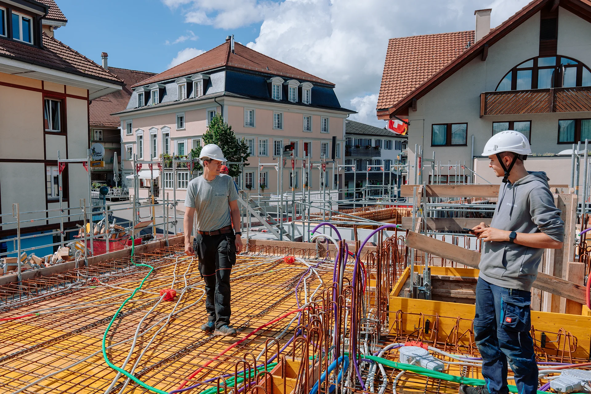 Zwei Mitarbeitende der Breu AG auf einer Baustelle in Schwarzenburg