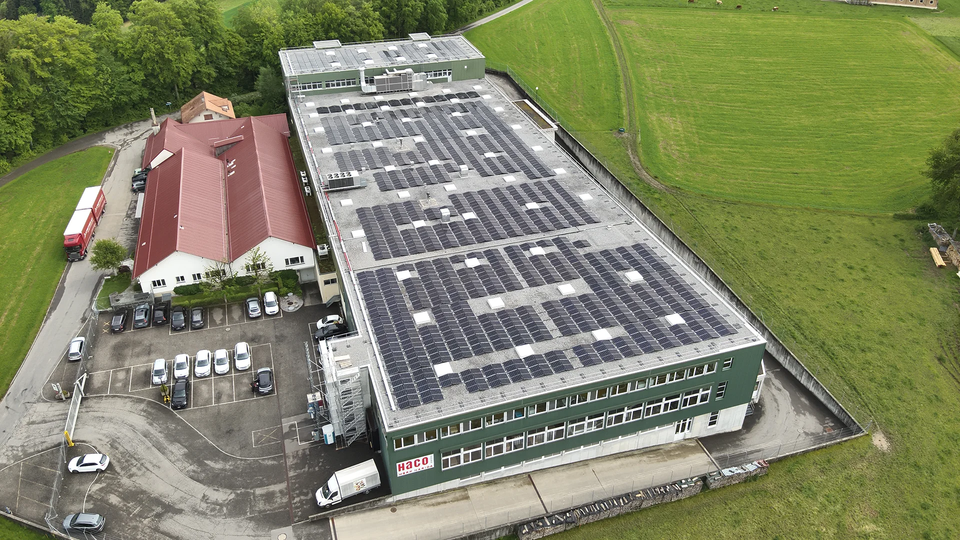 Photovoltaikanlage auf dem Betriebsgebäude der Narida AG in Lanzenhäusern