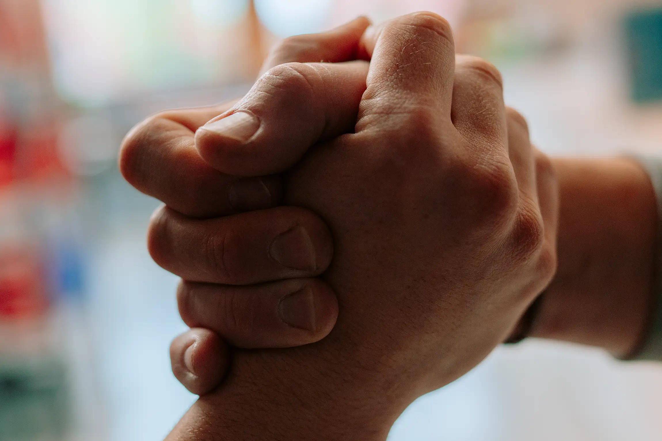 Zwei Hände im Handschlag als Zeichen für Unterstützung und Partnerschaft