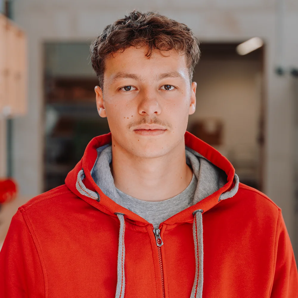 Portrait von Mitarbeiter Simon Horst von der Breu AG in der Werkstatt