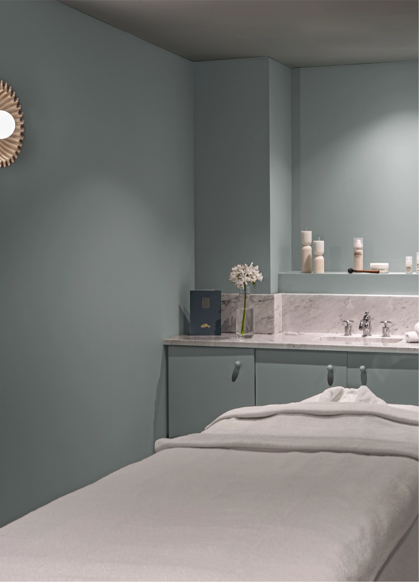 Relaxing atmosphere in a clean and modern spa treatment room at Regina Experimental.