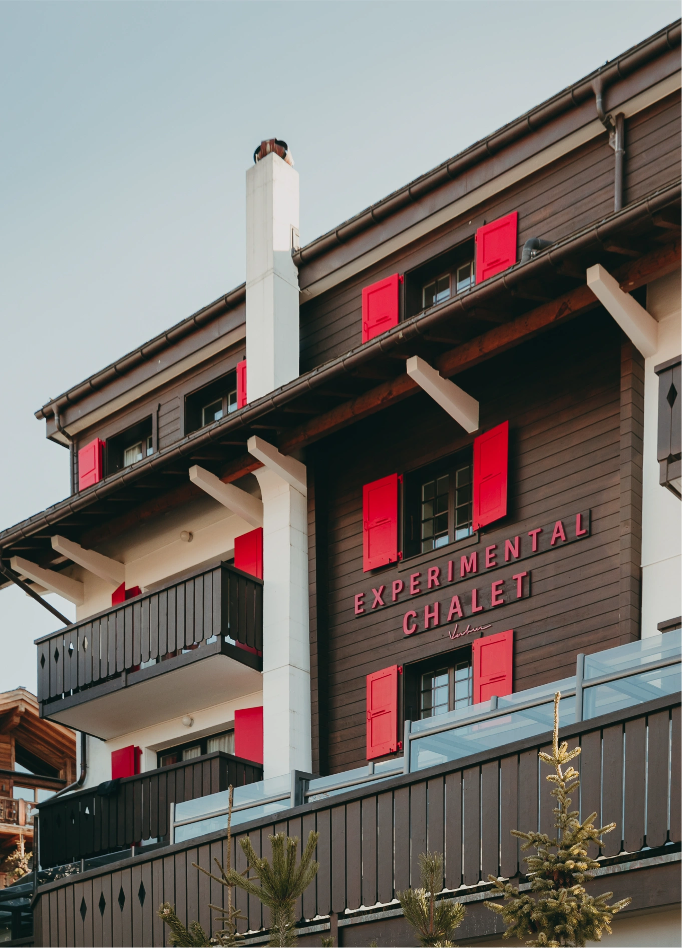 Fachada exterior del Chalet Experimental con contraventanas rojas, Verbier, Alpes suizos