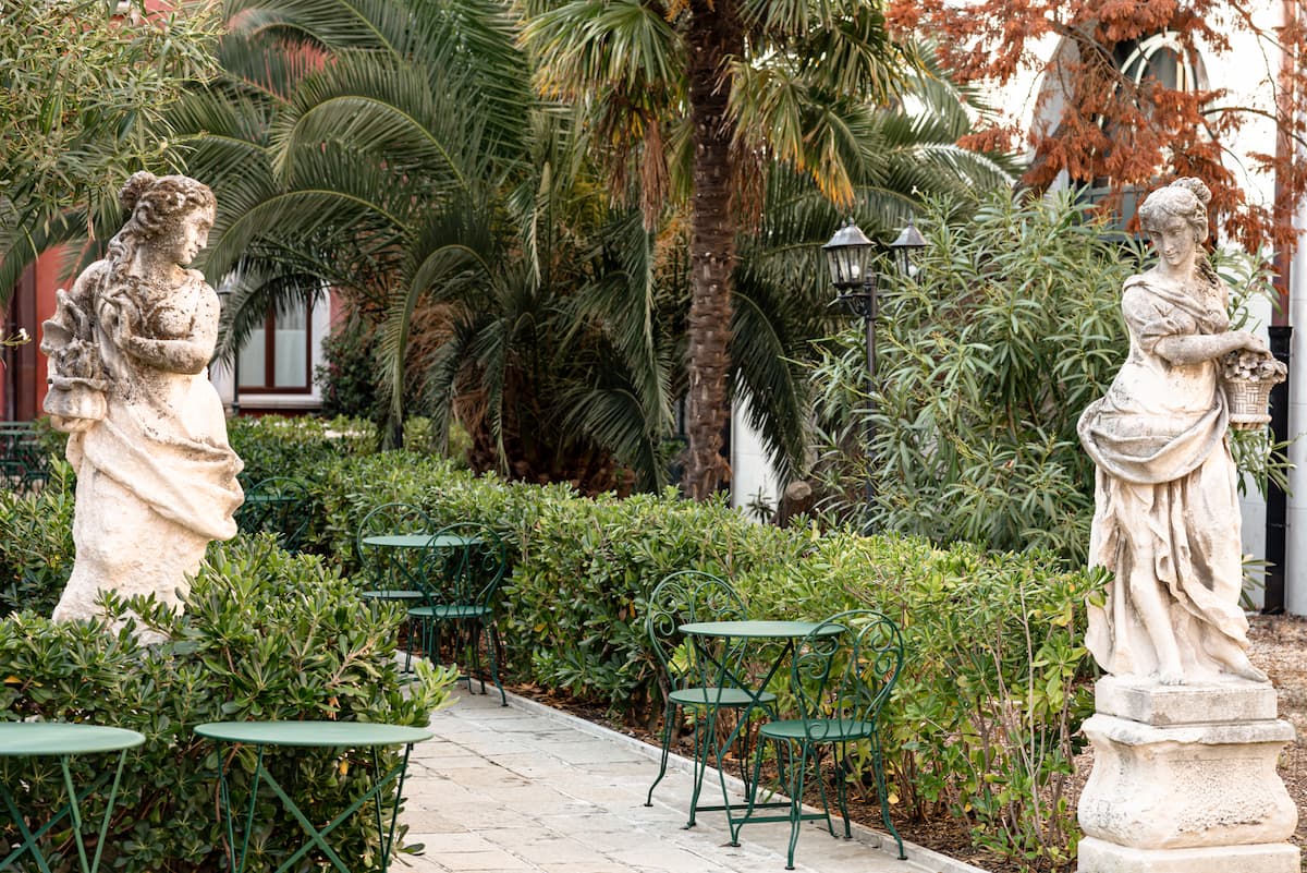 Une vue magnifique sur le luxuriant restaurant Adriatica d'Il Palazzo Experimental à Venise.