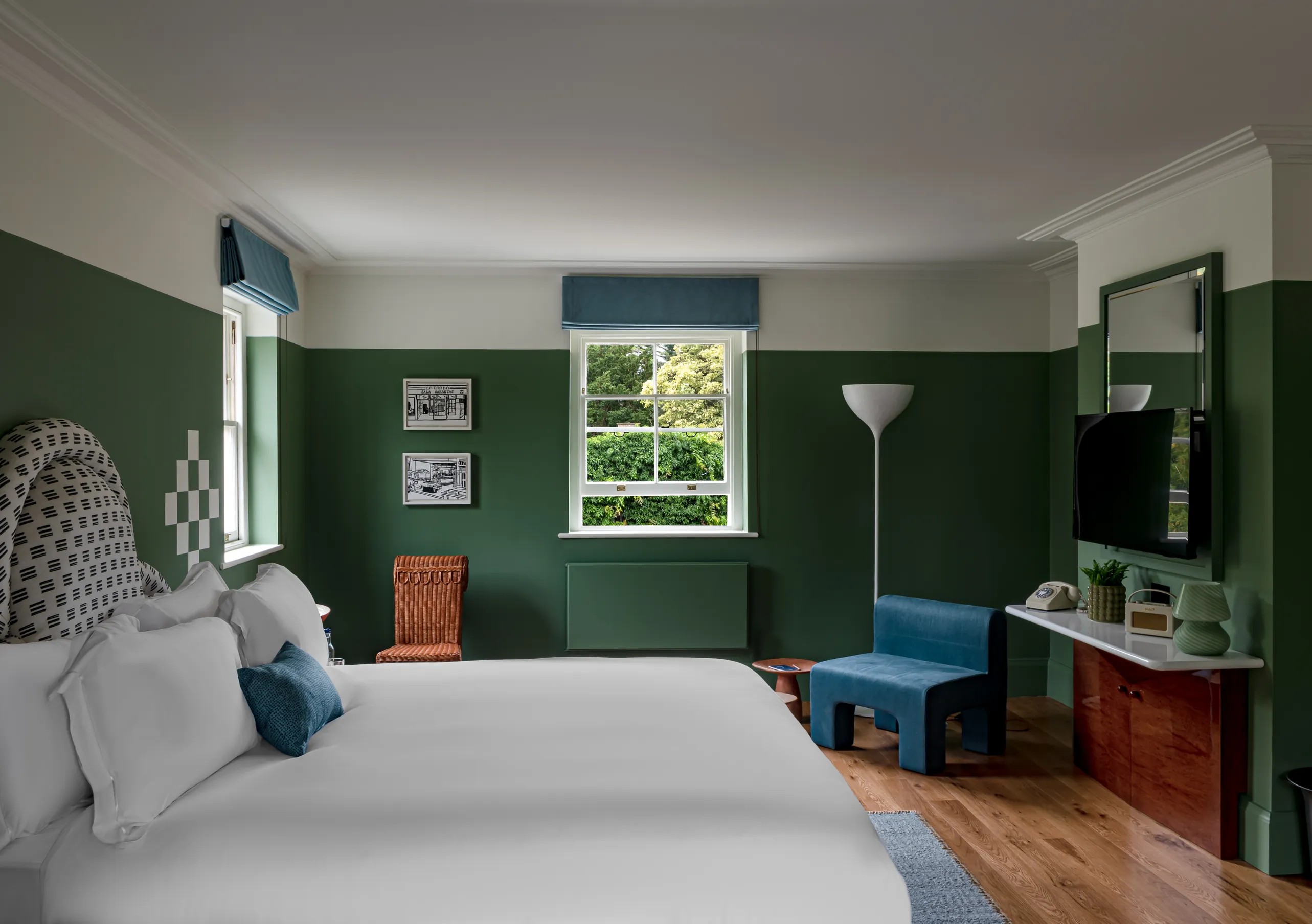 Chambre avec grand lit blanc, murs vert foncé et banc bleu en pied de lit dans la Churns River Junior Suite de Cowley Manor Experimental, Cotswolds