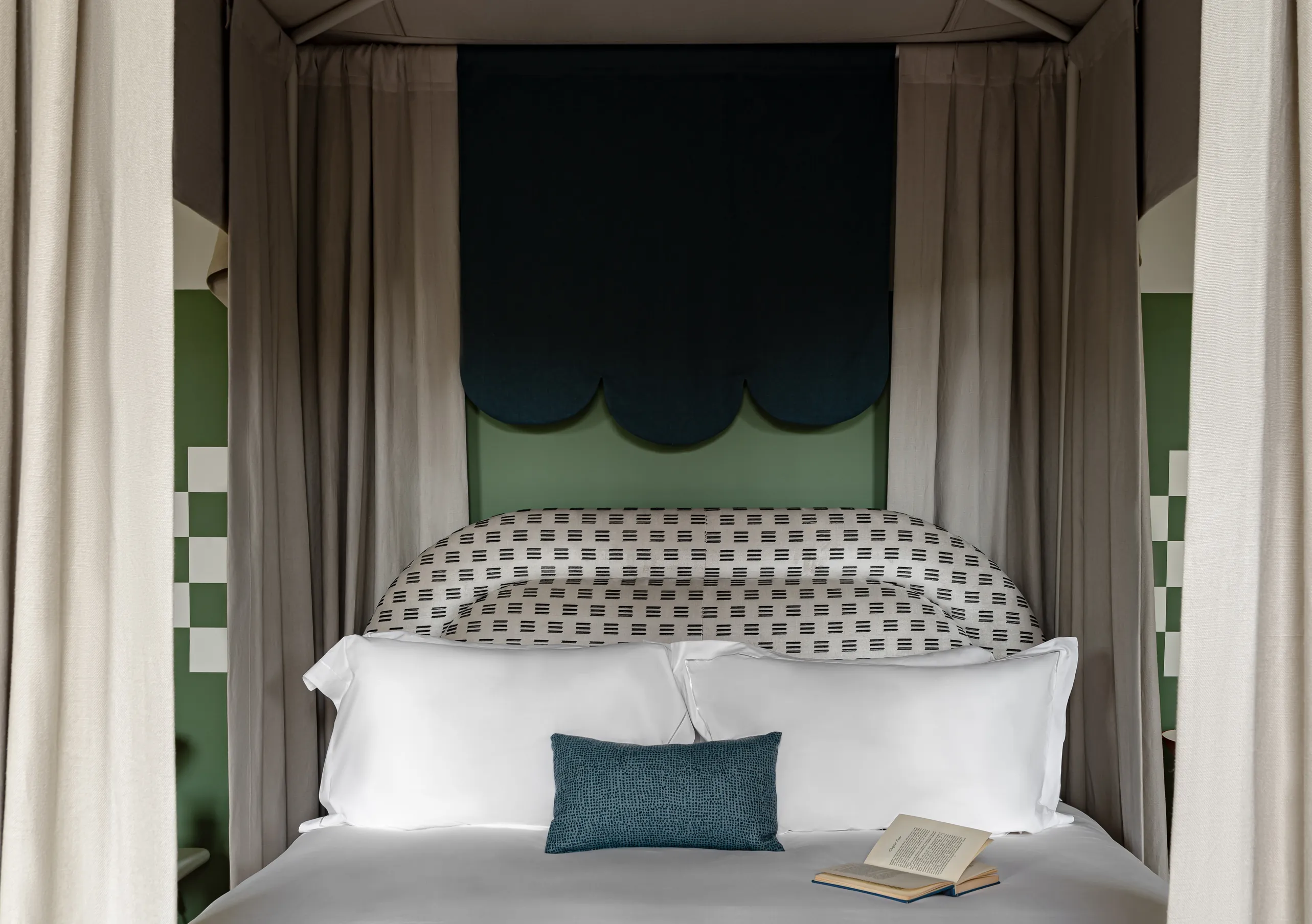 Chambre avec lit à baldaquin, ciel de lit vert sauge et tête de lit à motifs dans la St Mary Suite de Cowley Manor Experimental, hôtel de luxe dans les Cotswolds
