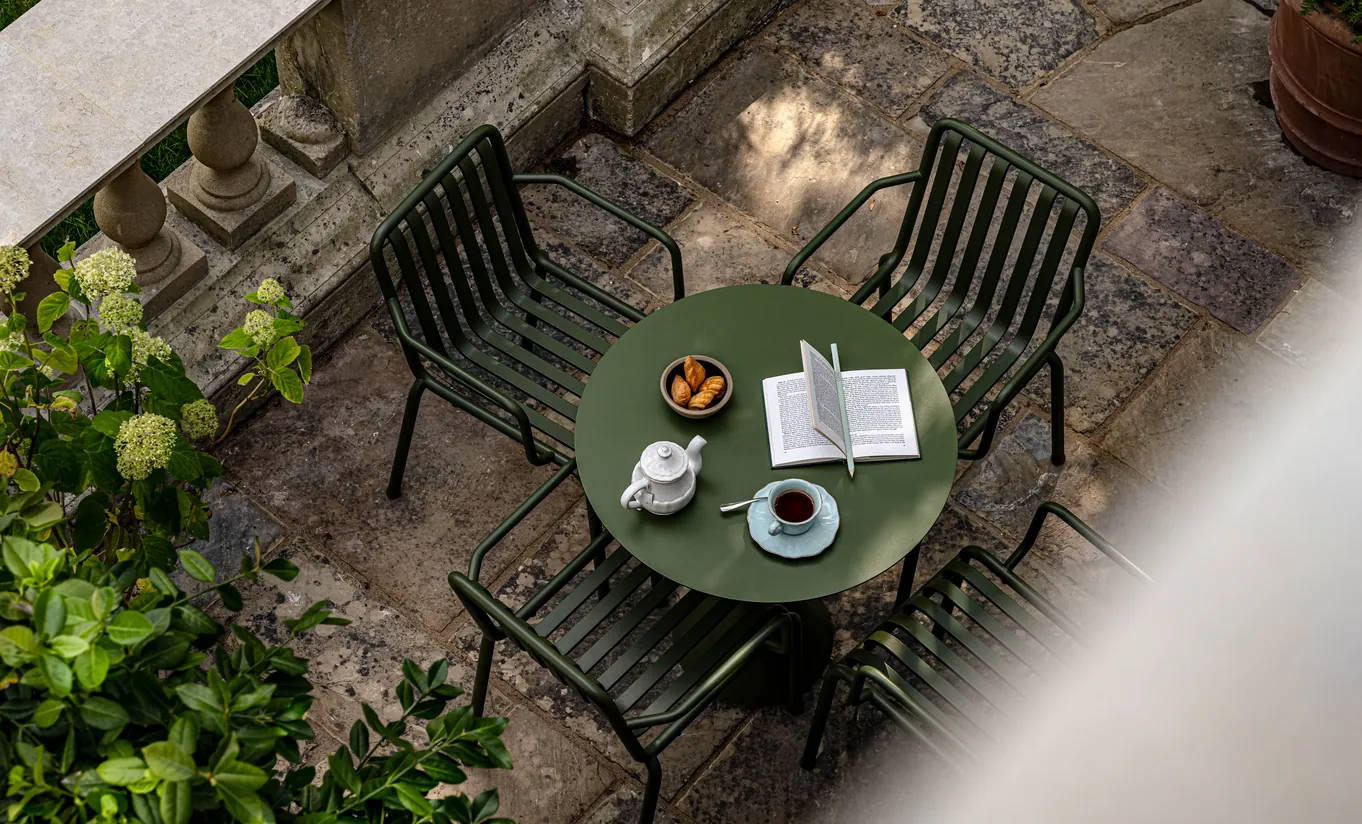 Vue aérienne d'une terrasse privée en pierre avec salon de jardin entouré de verdure dans la Grand Cowley Manor Suite de Cowley Manor Experimental, Cotswolds
