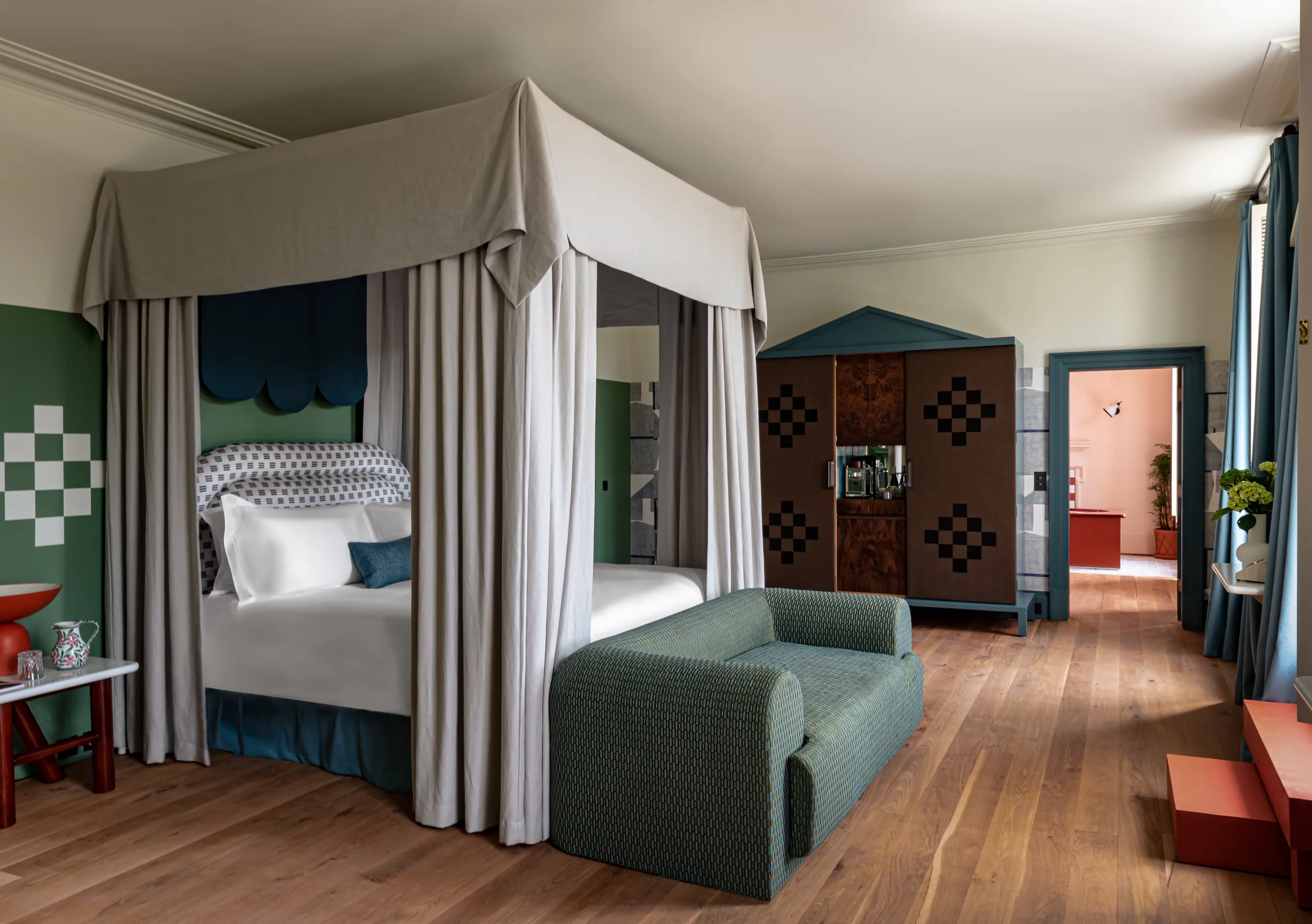 Chambre avec lit à baldaquin et parquet en bois dans la Cowley Manor Suite de Cowley Manor Experimental, hôtel spa de luxe dans les Cotswolds