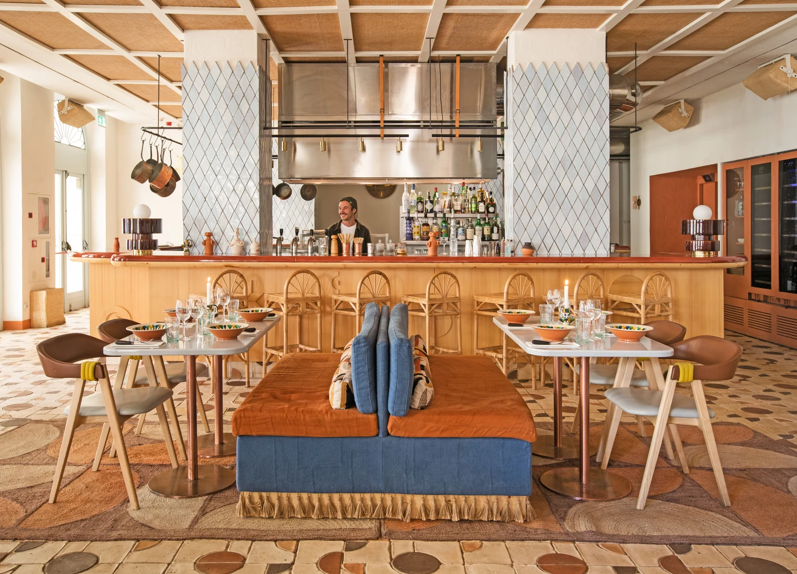 Bright and convivial bar-restaurant by Experimental Group