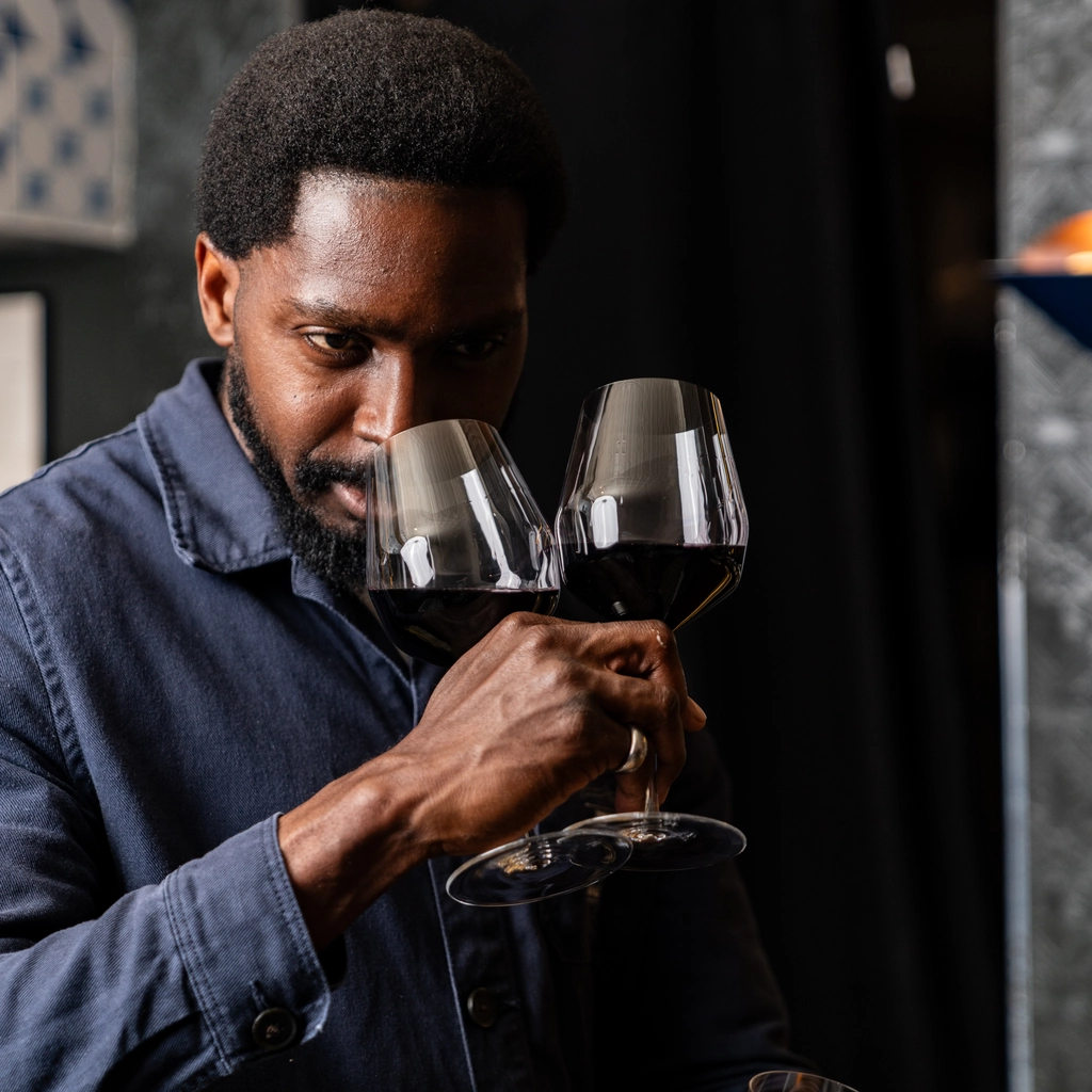 Um especialista em vinhos a realizar uma prova profissional num local do Grupo Experimental.