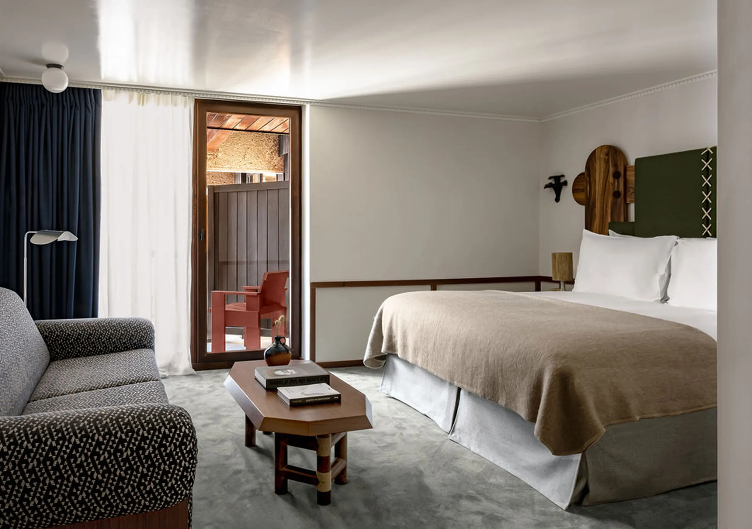 Bright bedroom with two single beds, navy blue curtains and wooden Alpine decor in the Olympic Deluxe at Experimental Chalet Val d'Isère