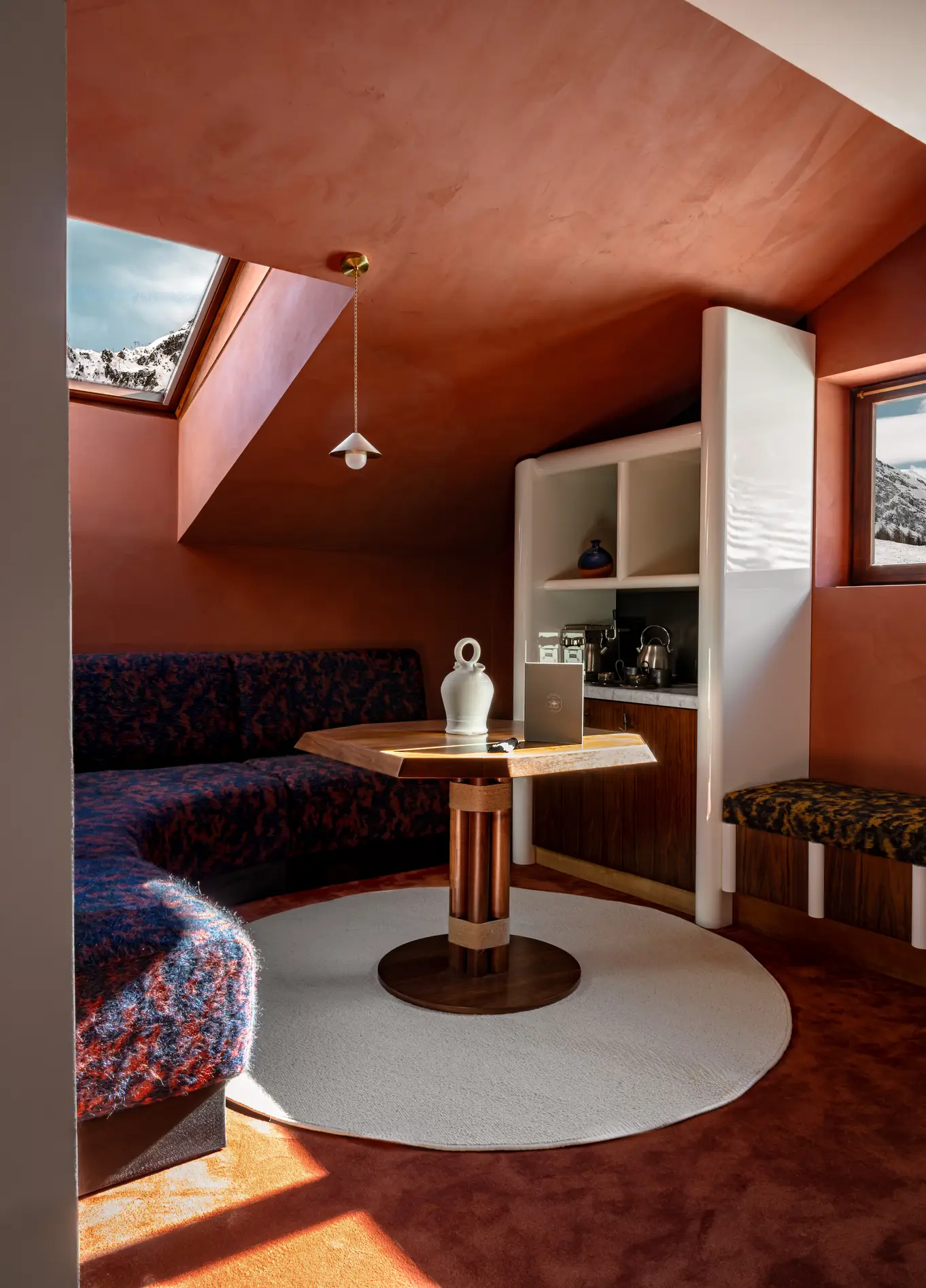 Quarto acolhedor no sótão com sofá cor-de-rosa no Chalet Experimental, Val d’Isère, Alpes franceses