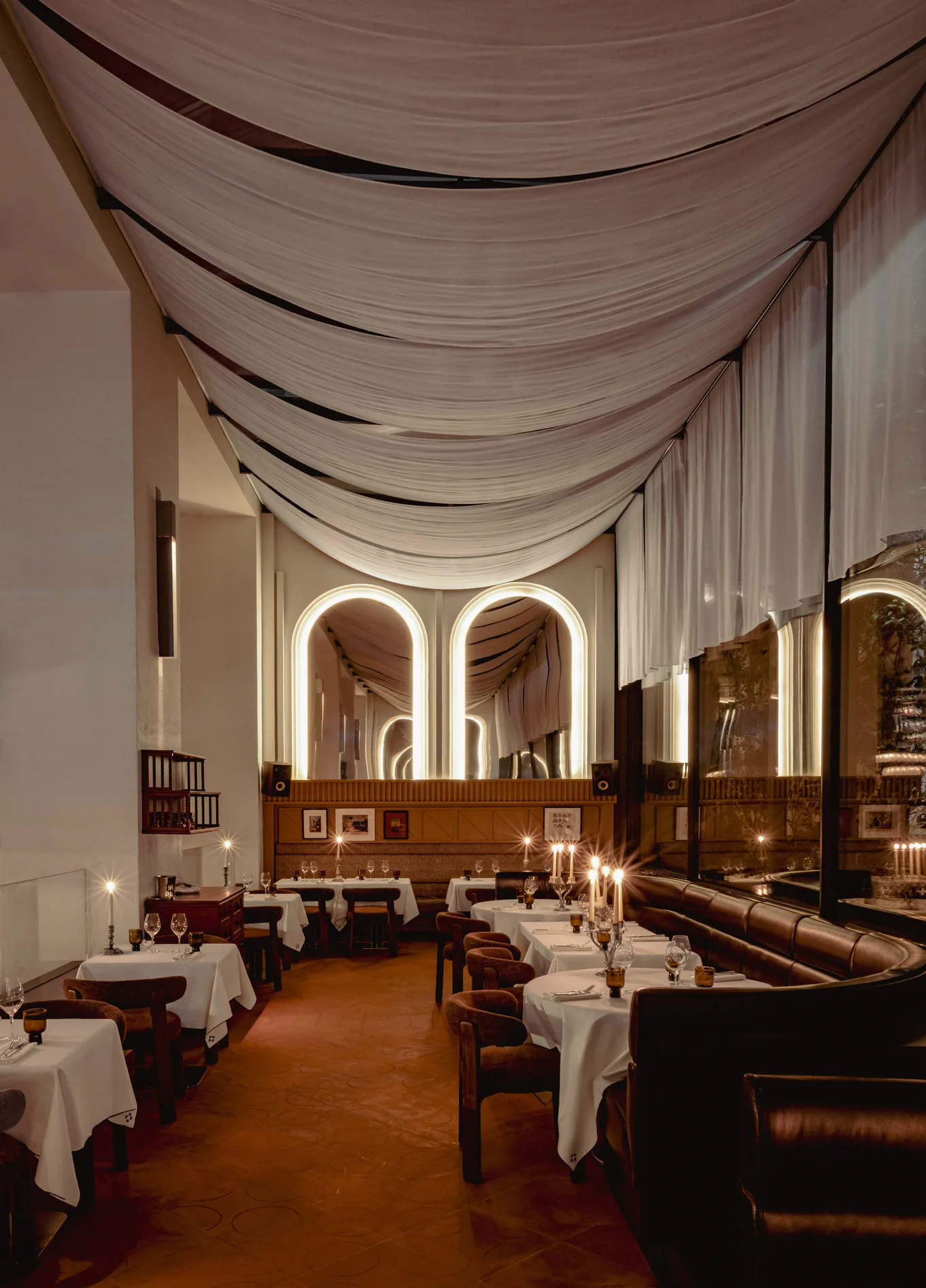 Longa sala de jantar com arcos e toalhas de mesa brancas em Temple & Chapon, Experimental Marais, Paris