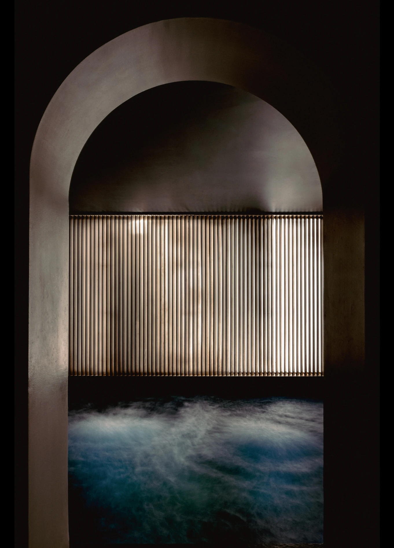 Piscina interior em arco com iluminação azul no Spa by Experimental, Marais, Paris