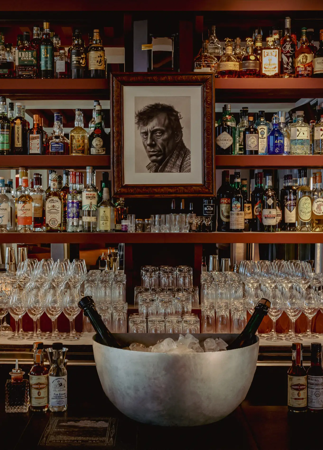 Parede de garrafas com retrato e balde de gelo no American Bar, Experimental Marais, Paris