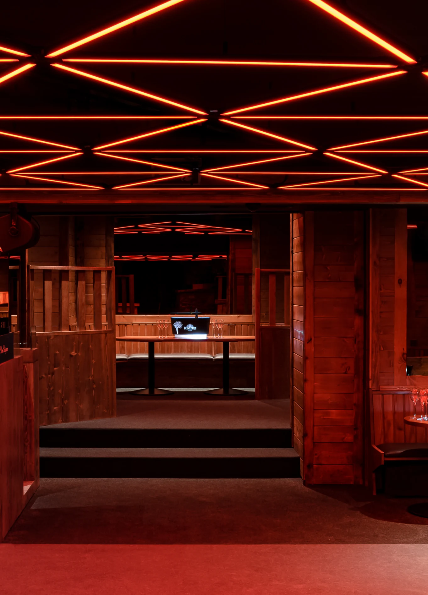 Interior da discoteca Farm Club com teto vermelho e luzes, Verbier, Alpes suíços.
