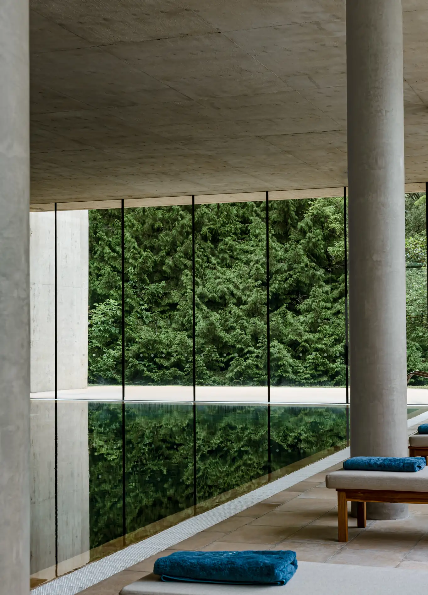 Vista da natureza da janela com toalha azul no C-Side Spa, Cowley Manor, Cotswolds
