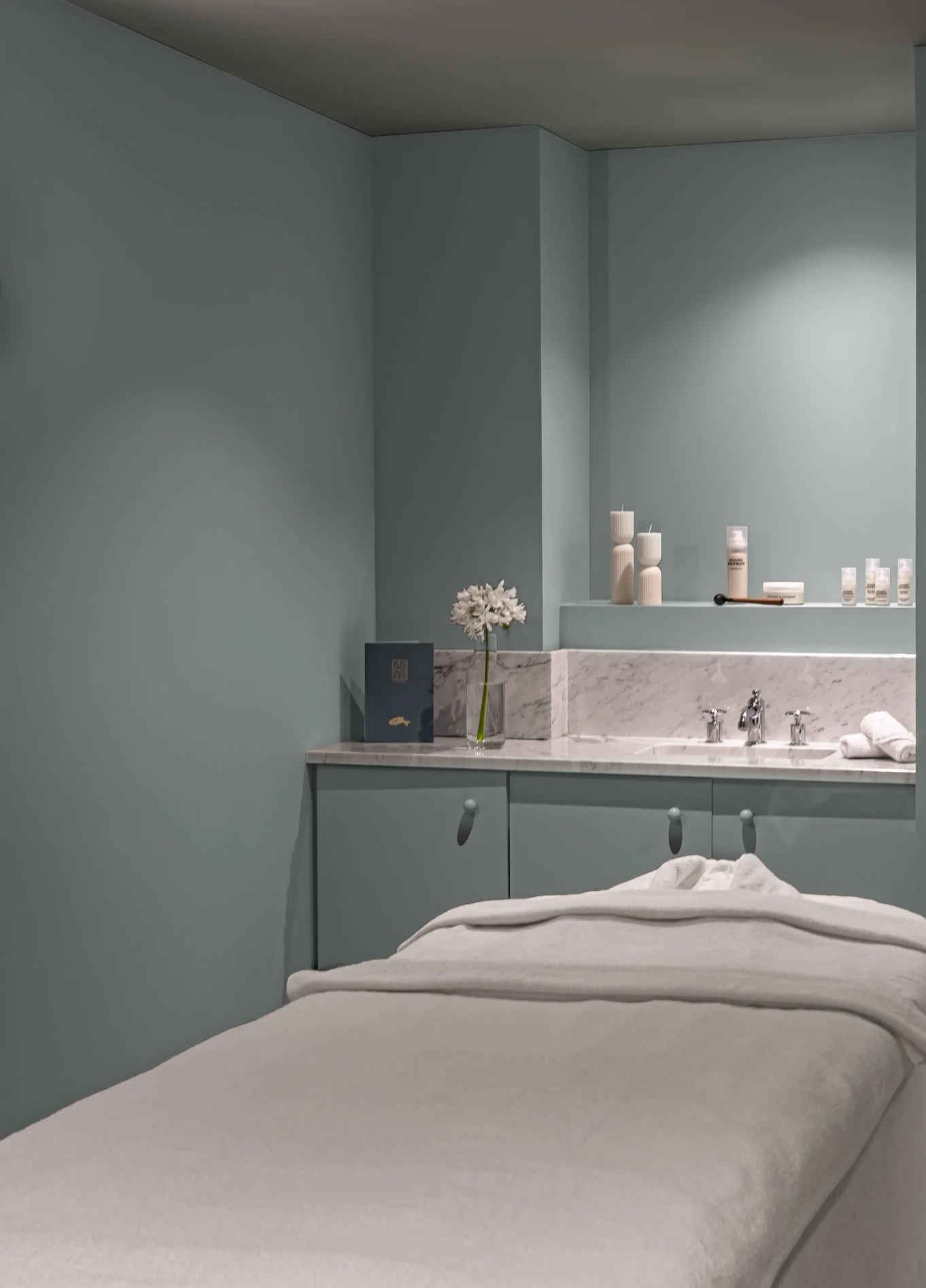 Ambiente relaxante numa sala de tratamento de spa limpa e moderna no Regina Experimental.