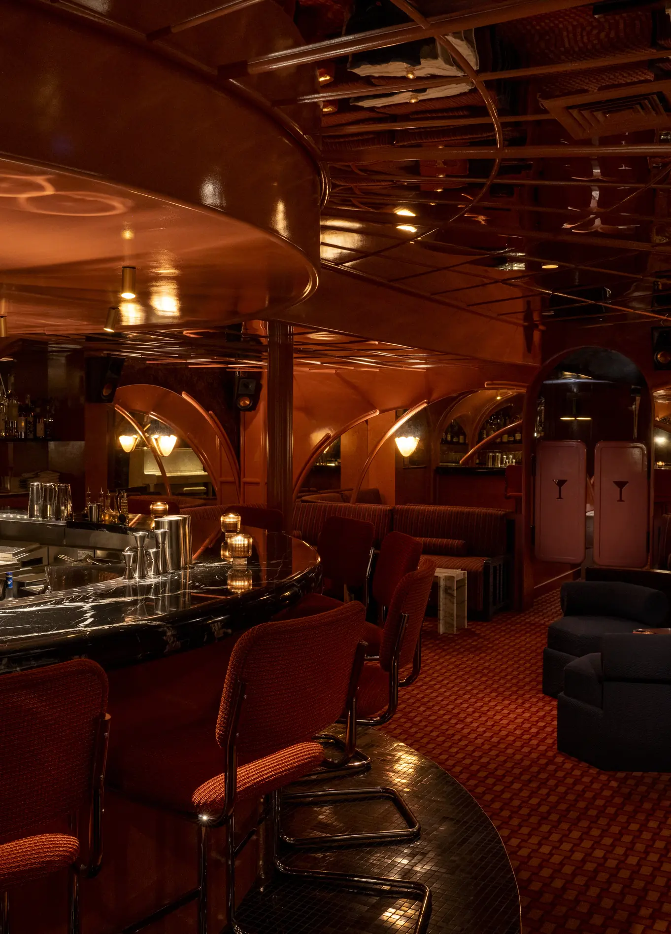 Bar elegante com uma atmosfera acolhedora e design moderno no Experimental Cocktail Club.