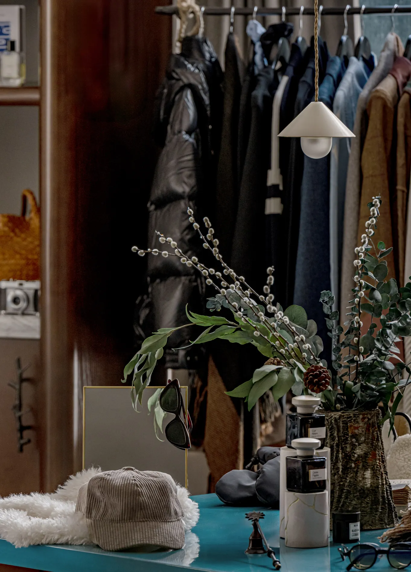 Expositor de roupa com plantas e acessórios na boutique do Experimental Chalet, Val d’Isère