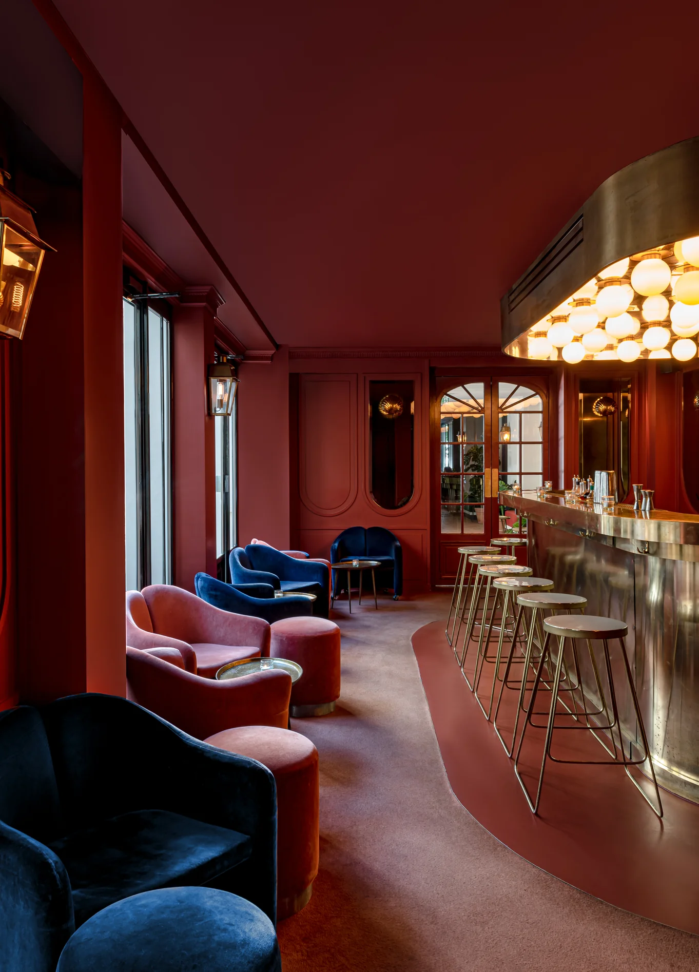 Lounge de veludo vermelho com iluminação intimista no bar de cocktails The Shell, Grands Boulevards Experimental, Paris