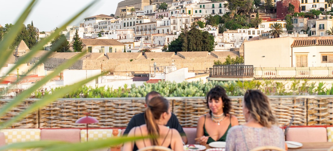 Azotea en Ibiza con vistas espectaculares a la ciudad y al mar