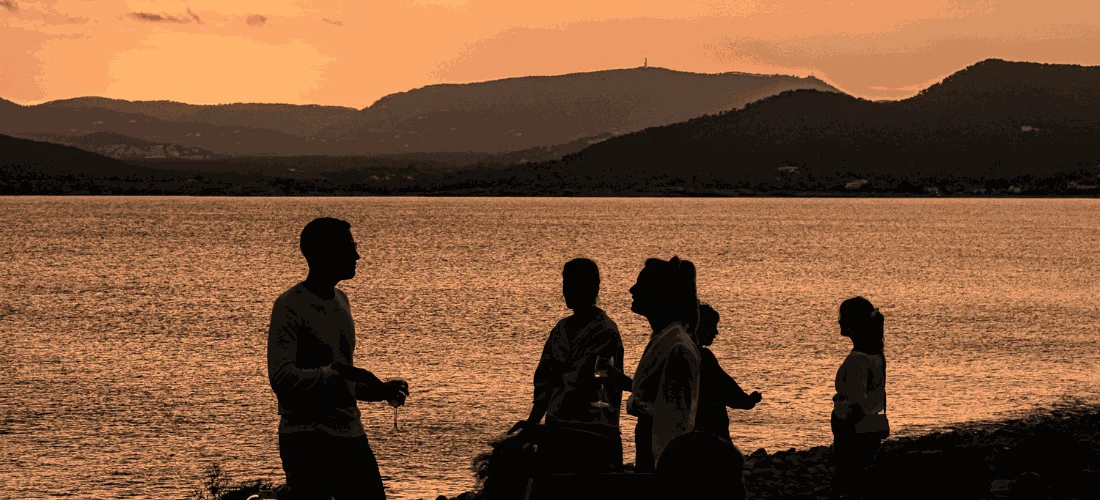 Atardecer en una playa casi desierta en Ibiza durante la temporada baja