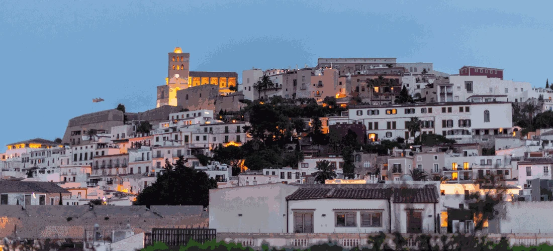 Vistas a la ciudad de Ibiza desde Montesol Experimental en plena primavera