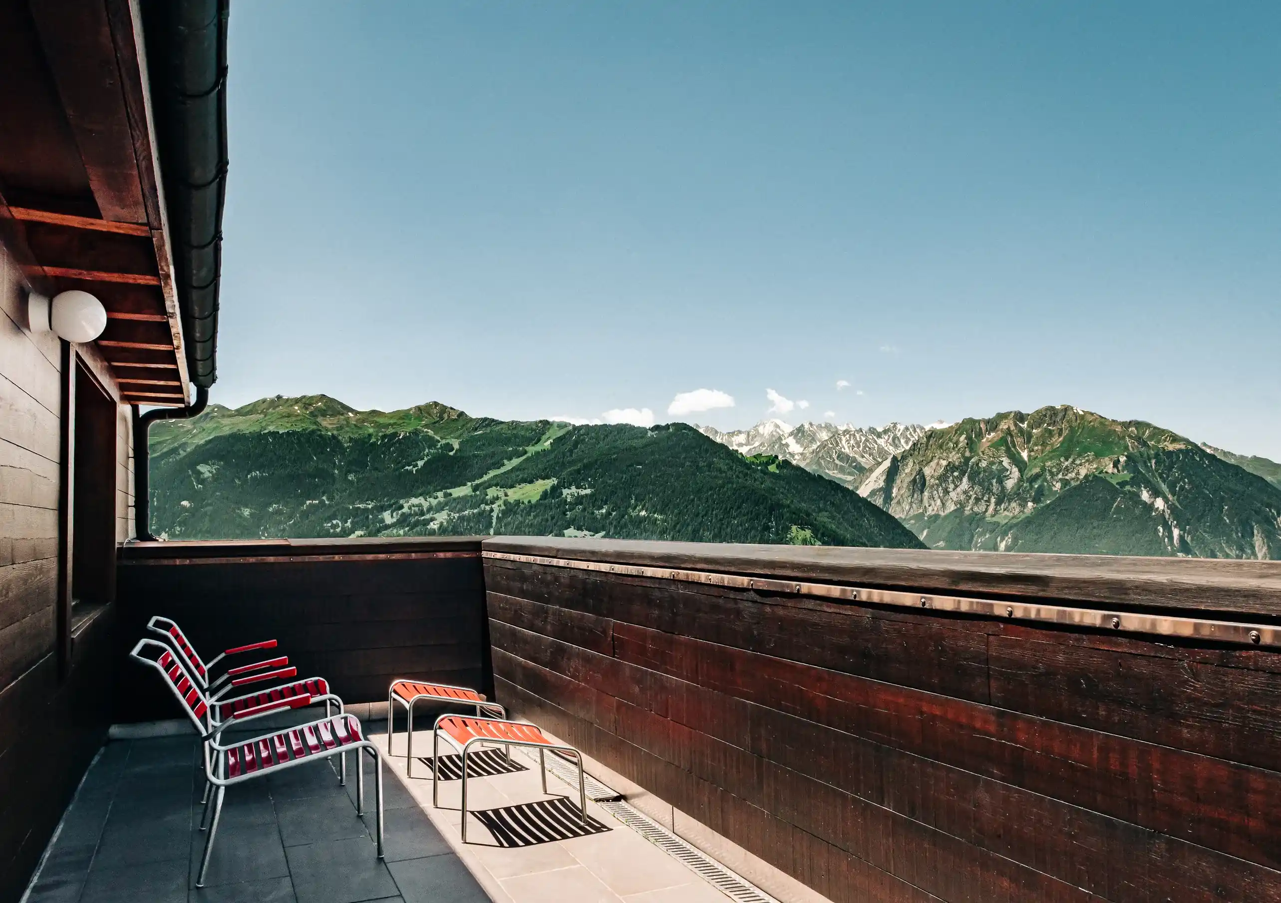 Vista panorâmica sobre os Alpes Suíços a partir do terraço em madeira da Panorama Suite do Experimental Chalet Verbier