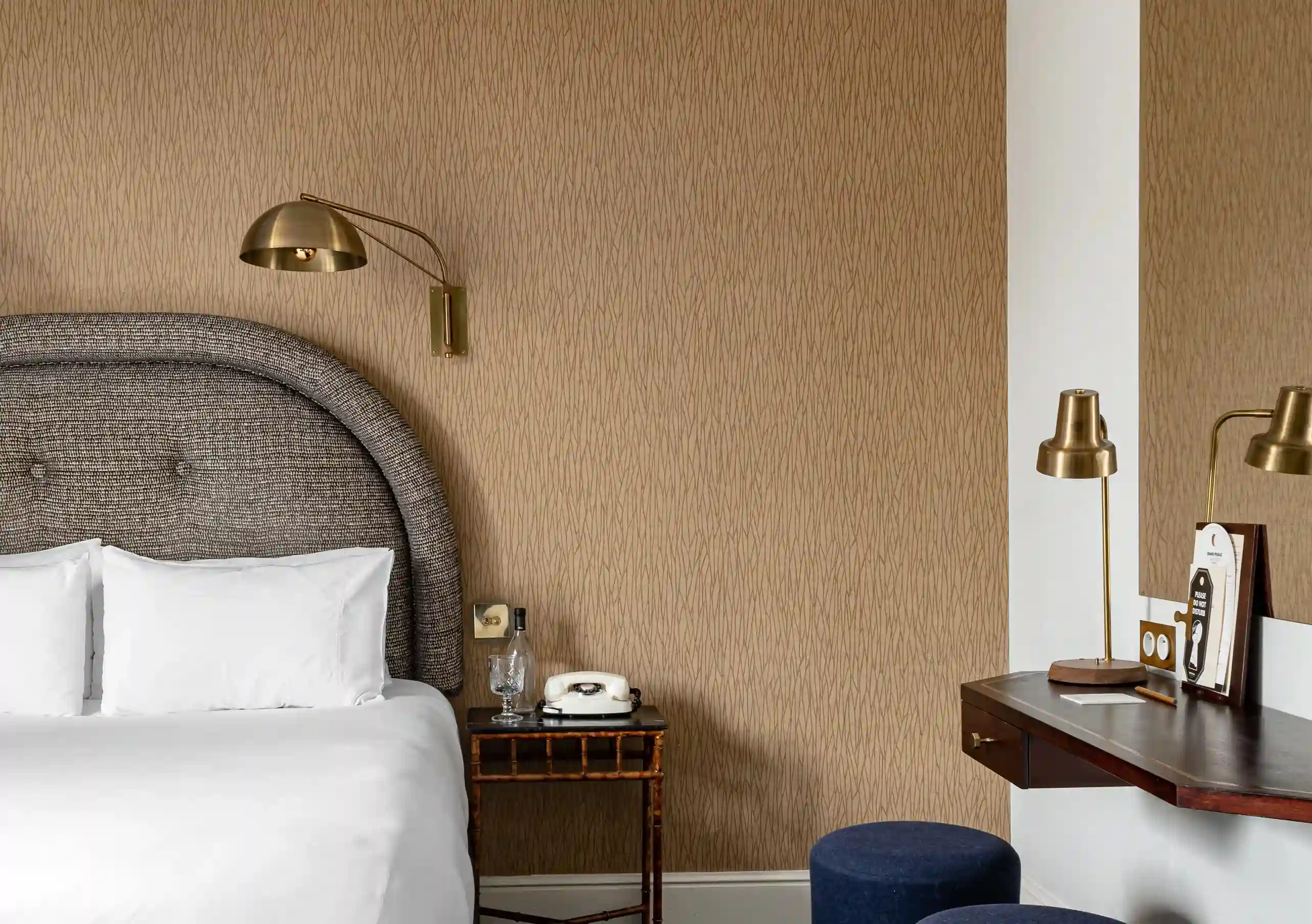 Quarto com cama de casal branca, cabeceira entrançada e candeeiros de mesa dourados no quarto Henry Monnier do Grand Pigalle Experimental, boutique hotel em Pigalle, no 9.º arrondissement de Paris
