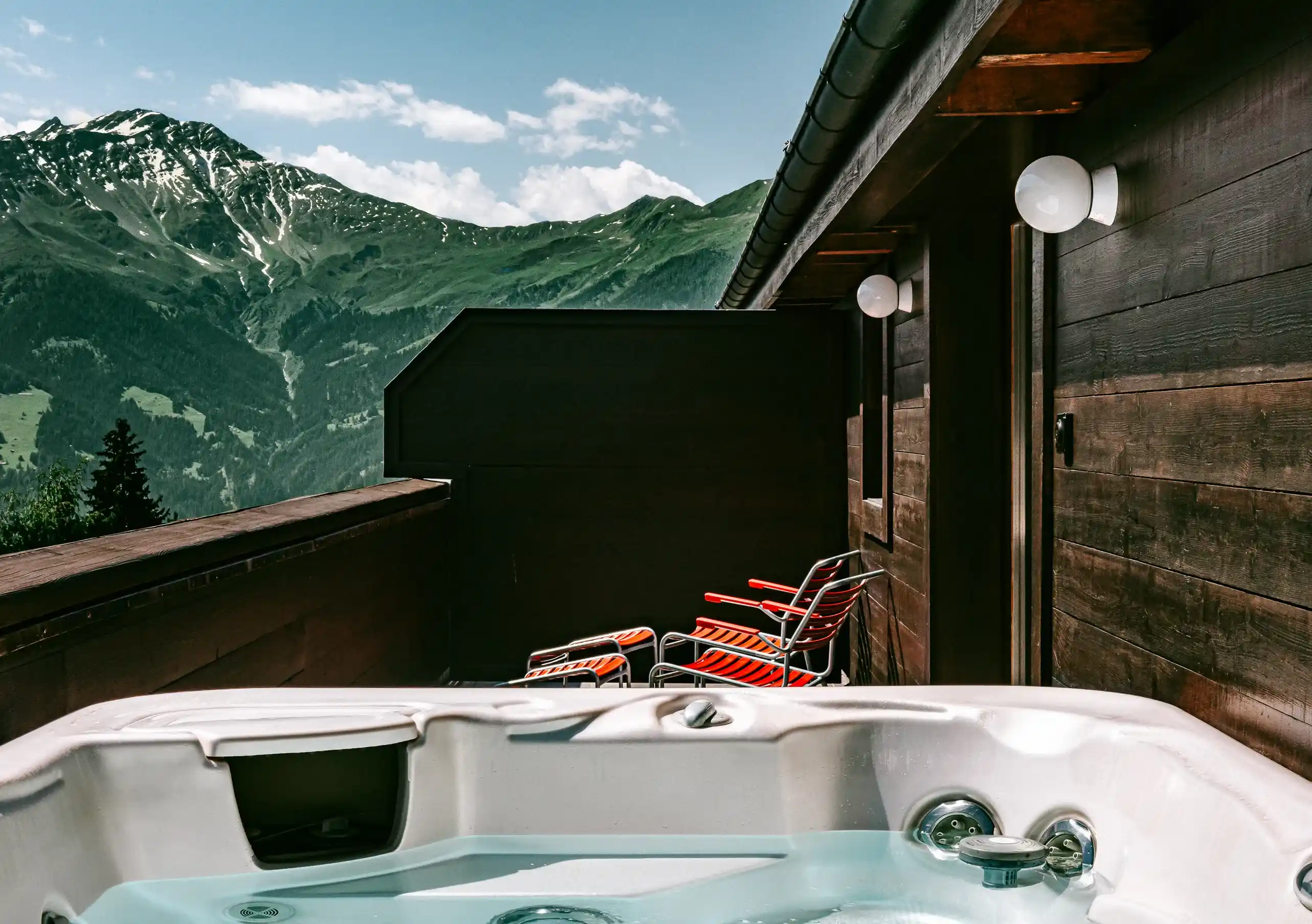Jacuzzi exterior com vista panorâmica sobre os Alpes Suíços na Verbier Suite do Experimental Chalet Verbier