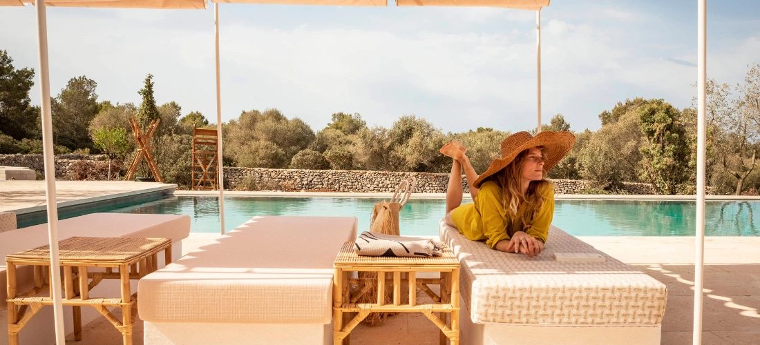 La piscina a sfioro del Menorca Experimental in primavera
