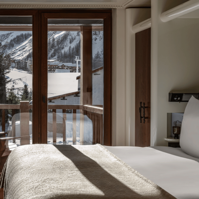 Quarto premium de luxo no Experimental Chalet Val d'Isère com vista para as montanhas nevadas