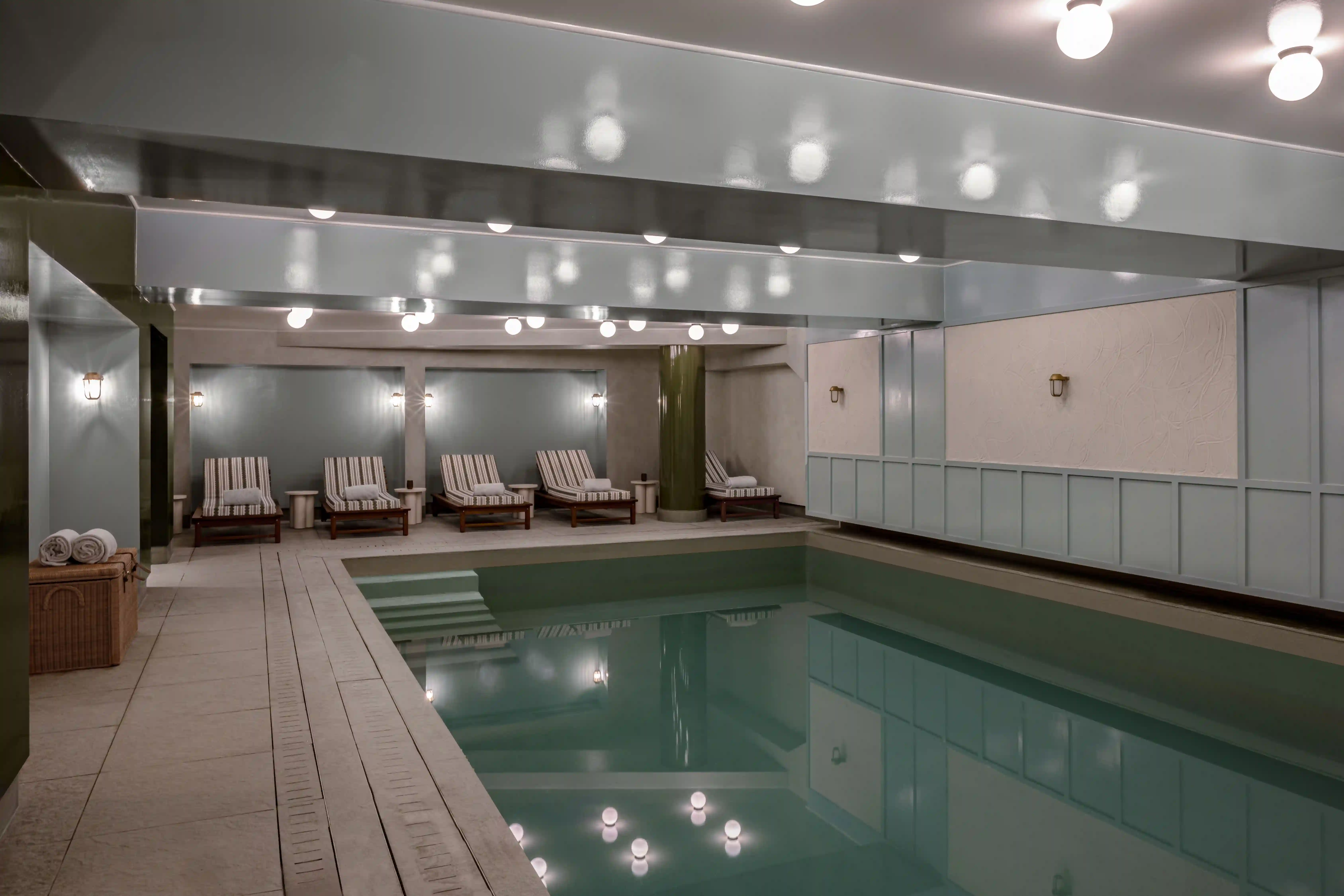 Vue sur la piscine intérieure de l'Hôtel Experimental Chalet Val d'Isère