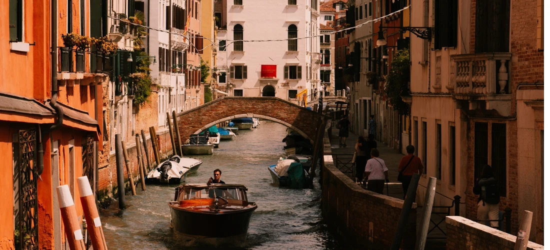 Vista desde un puente sobre el tranquilo canal de Venecia en el distrito de la Bienal