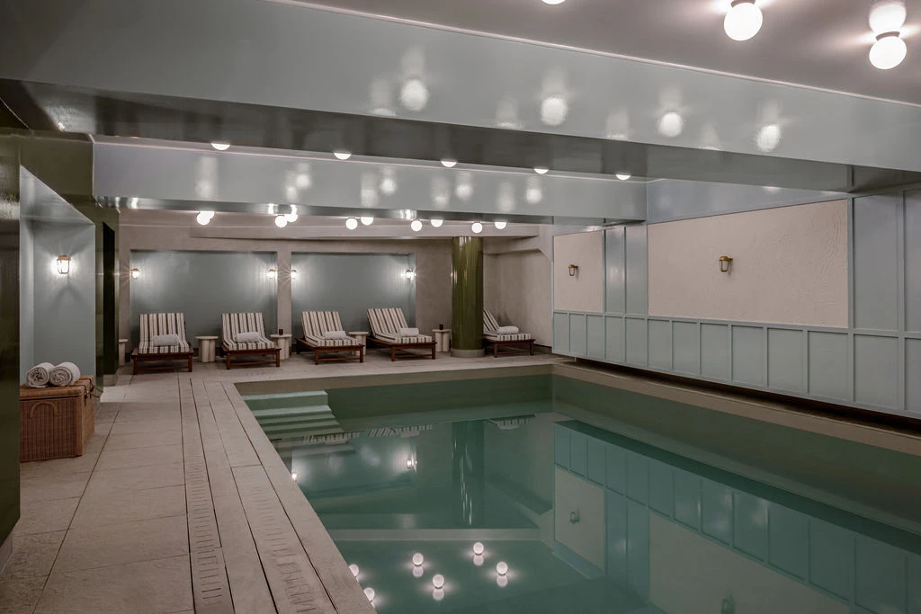 Piscina interna riscaldata in montagna all'Experimental Chalet Val d’Isère