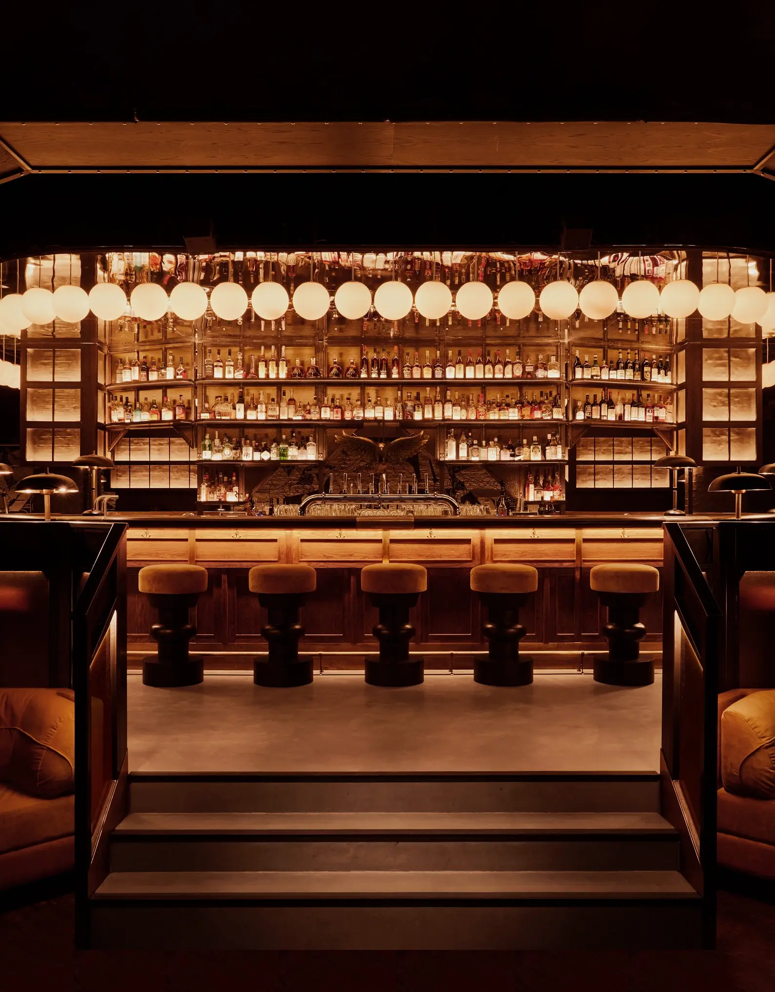 Vista del elegante y bellamente iluminado bar, icónico de la herencia de coctelería de Experimental Group.