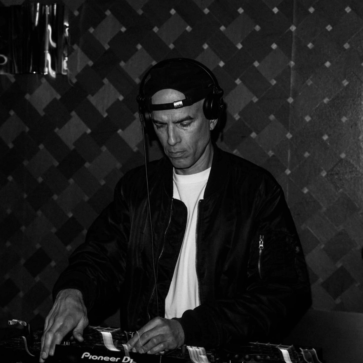 DJ Pegasvs playing tracka.