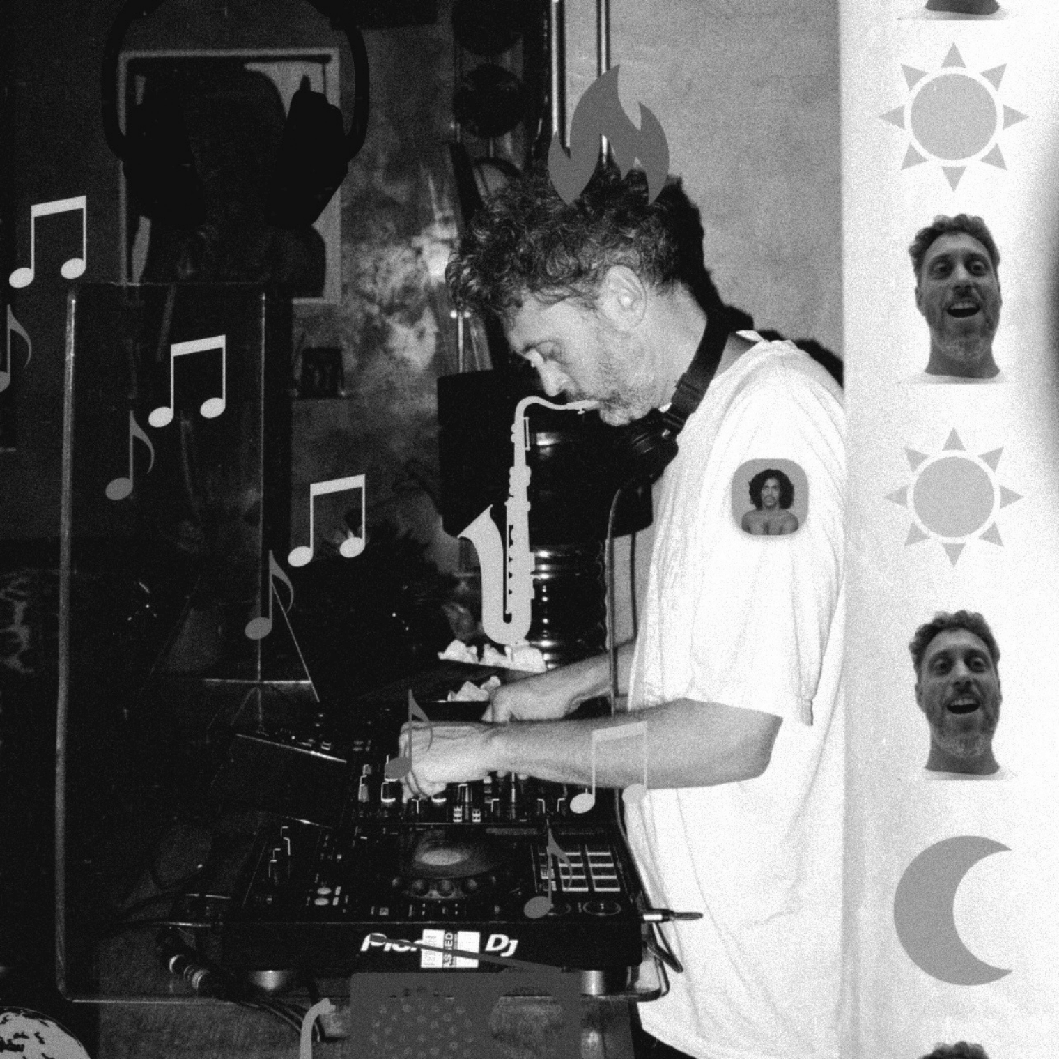 Un homme en chemise blanche aux platines.