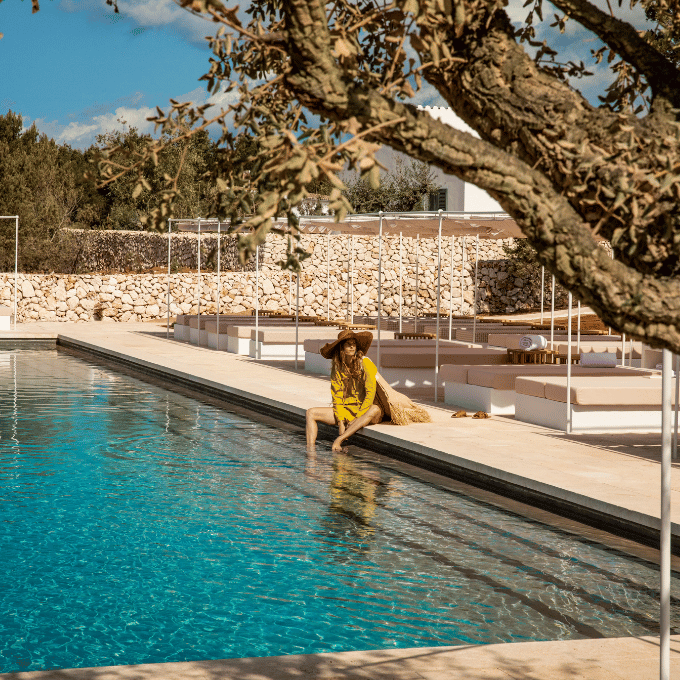 Nos hôtes profitent d'une escapade raffinée autour de la piscine de cet hôtel premium à Minorque, équipée d'espaces de détente haut de gamme et de zones de bronzage immaculées.