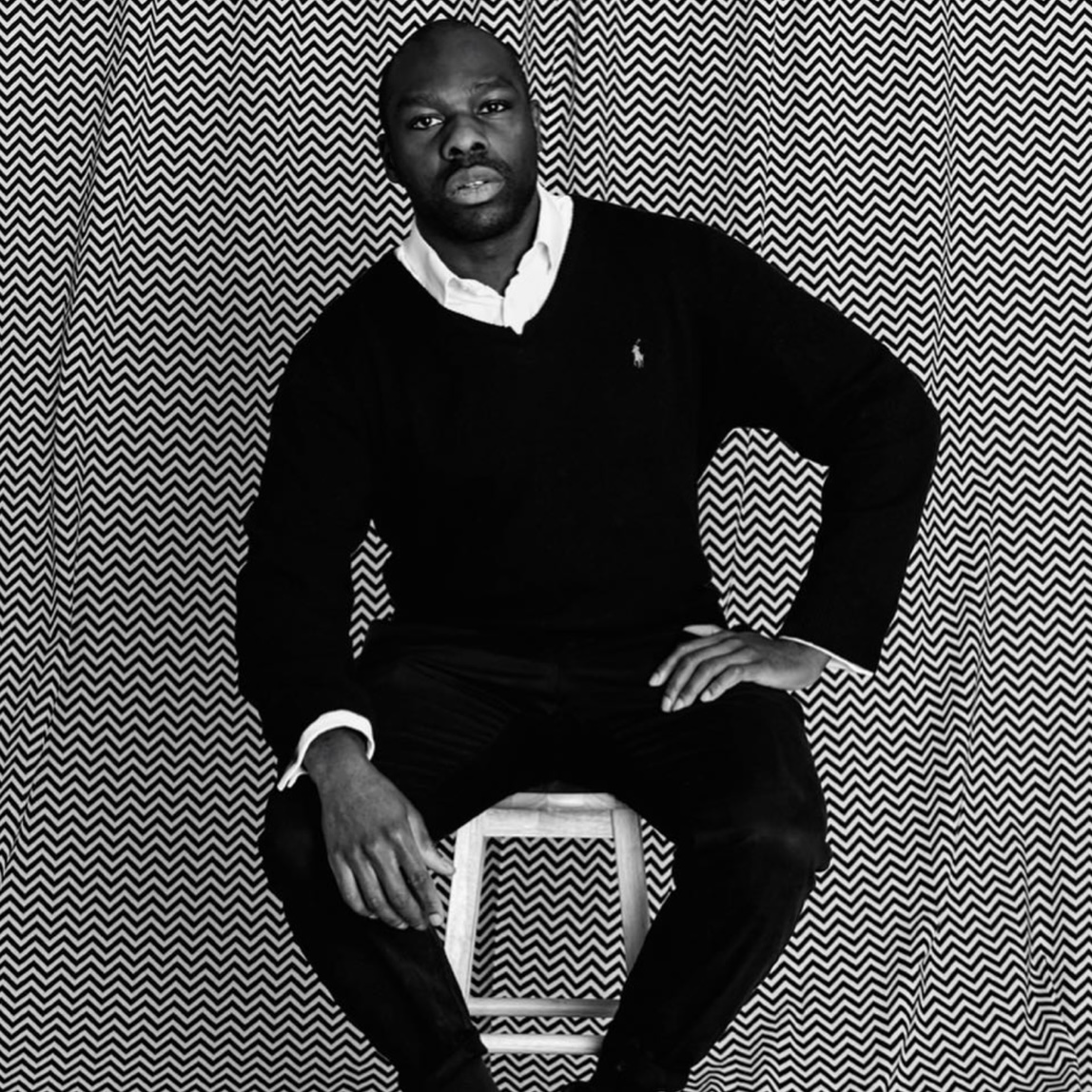 Un homme assis sur une chaise.