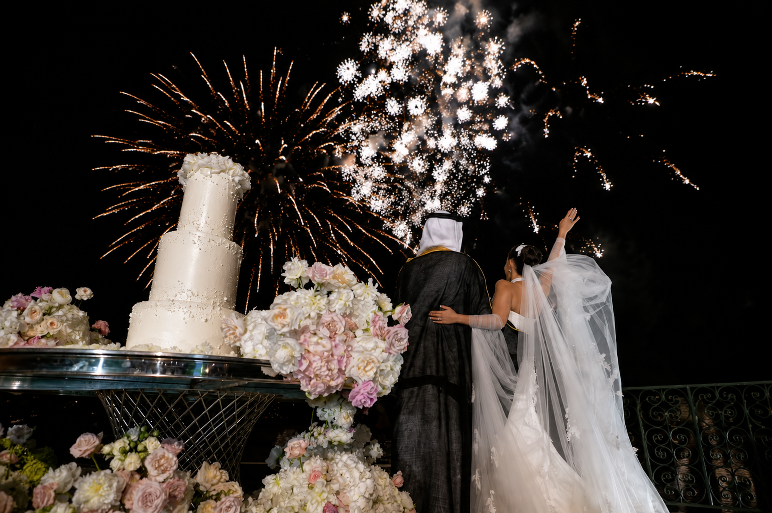 Luxury Villa Erba wedding cake cutting