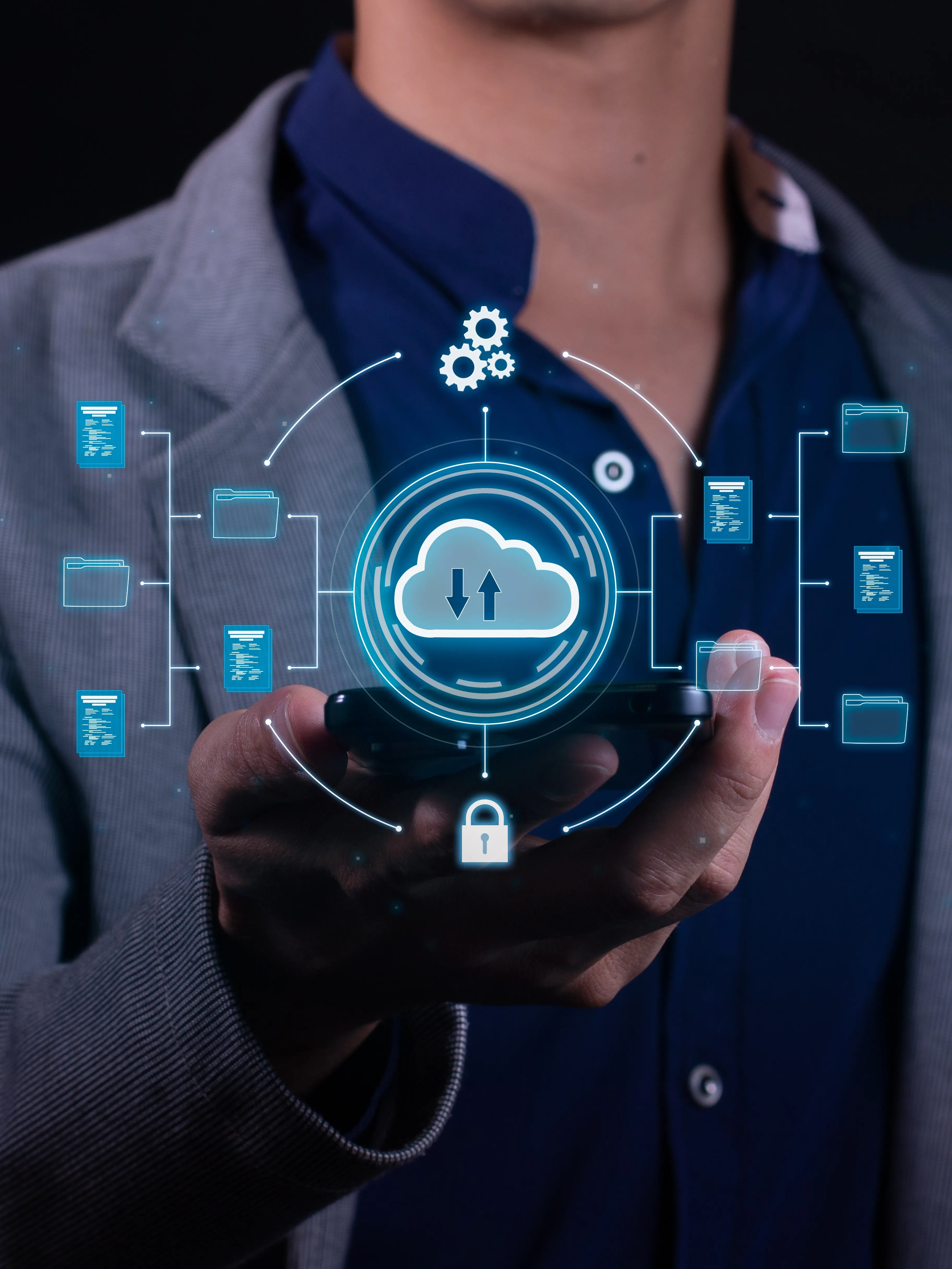 Professionista con smartphone e interfaccia cloud, simbolo di cloud storage, gestione dei dati, sicurezza informatica e condivisione digitale.