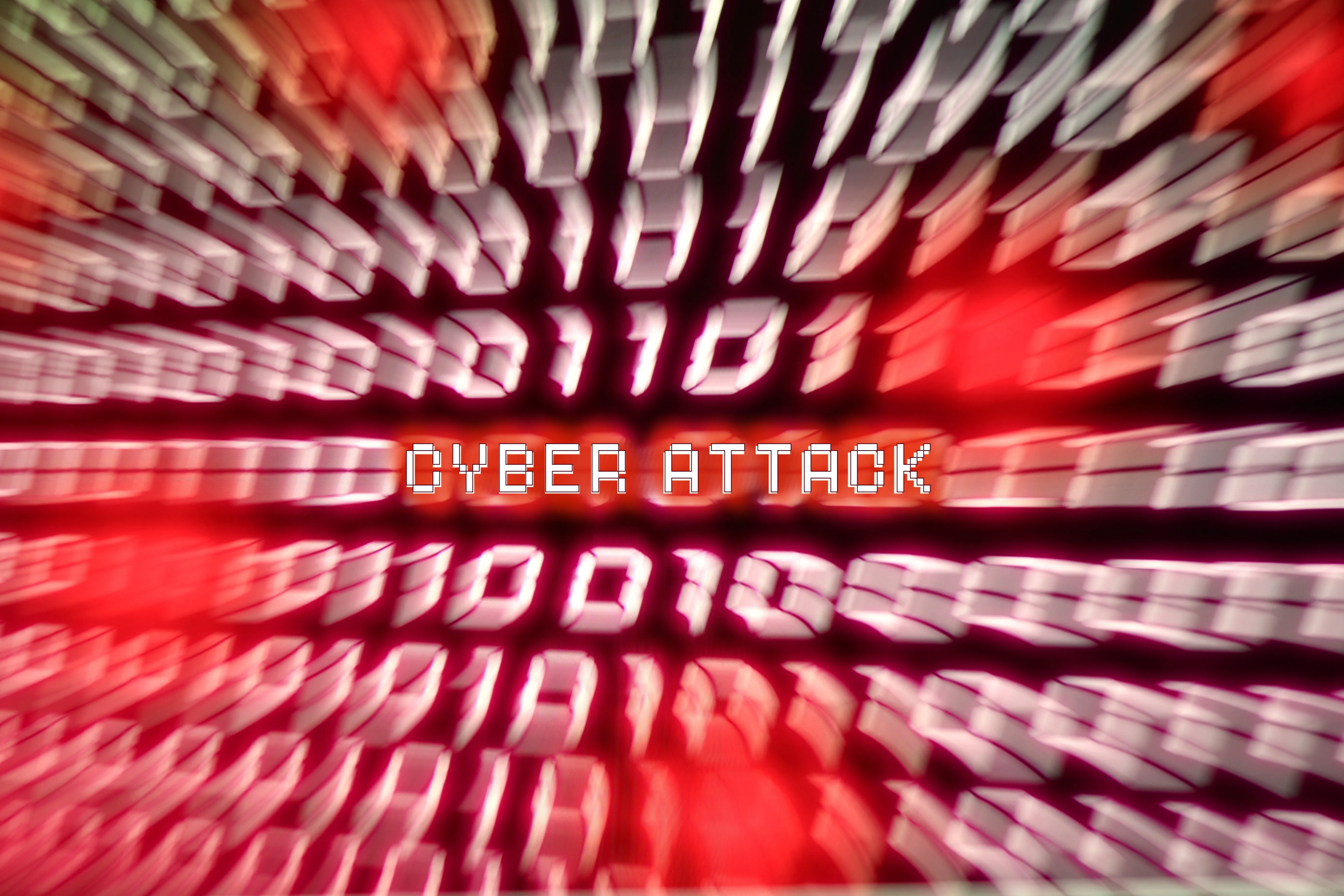 Attacco informatico rappresentato da codice binario e avviso “Cyber Attack”, simbolo di minacce digitali, hacking, cybersecurity e protezione dei dati.