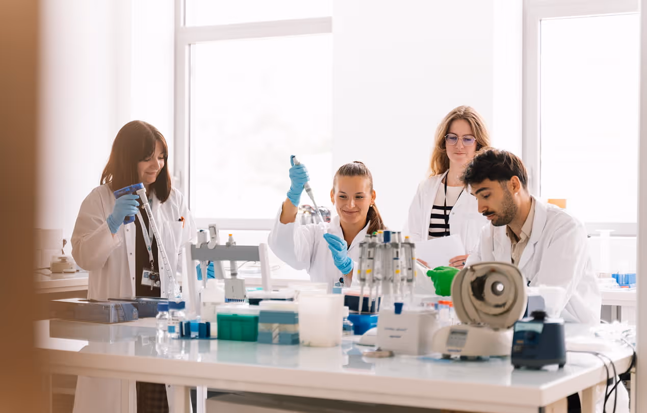 Professionnel de santé réalisant un dépistage précoce dans le cadre du Parcours Longévité de l'Institut Pasteur.
