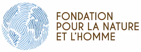 Logo de l'association Fondation pour la Nature et l'Homme, partenaire soutenu par le Fonds de Dotation Api Restauration.